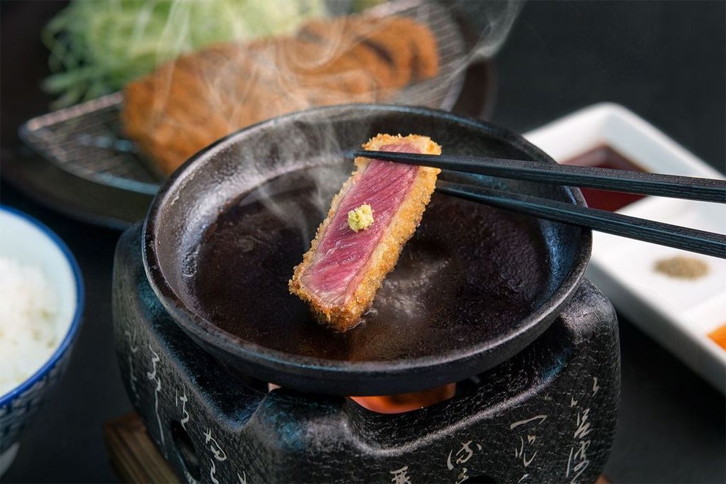 牛カツは鉄板で炙ることでより香ばしく、味わいの変化をお楽しみいただけます