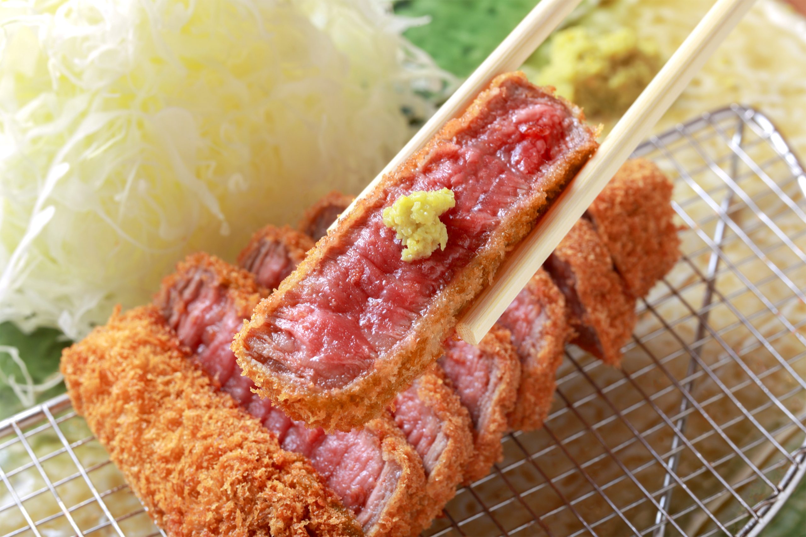 和牛の旨みを最大限引き出すミディアムレアの牛カツ
